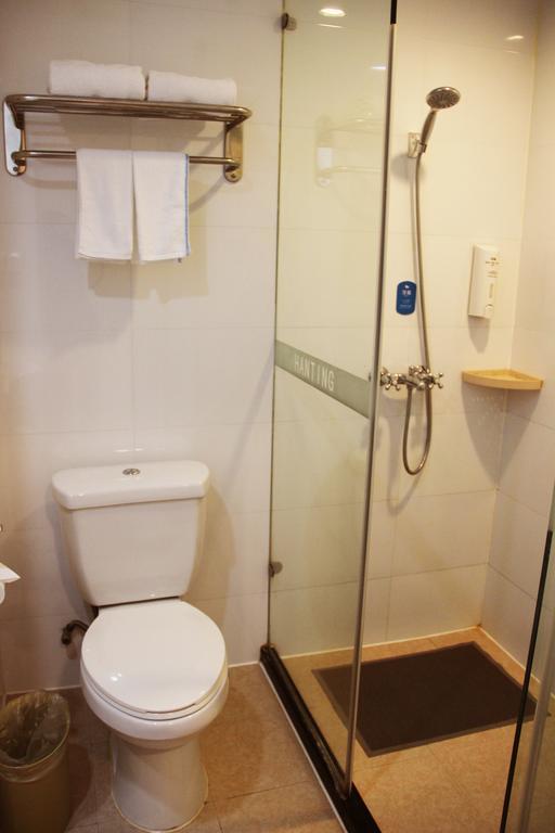 Hanting Express Stadium West Hotel 2*