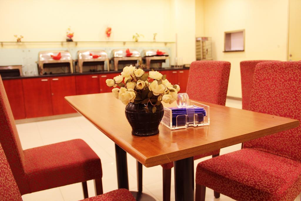 Hanting Express Stadium West Hotel 2*